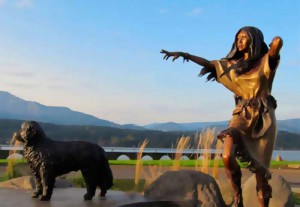 Sacagawea and Seaman, part of Cascade Locks history and the Lewis & Clark Expedition. Commemorated in Marine Park by bronze artist Heather Söderberg.